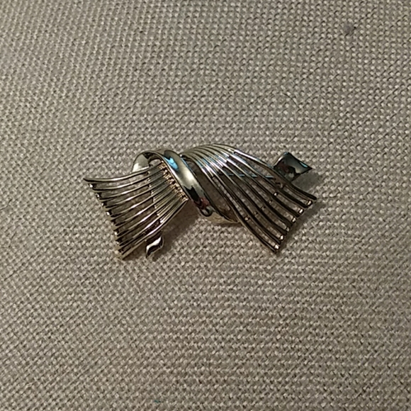 Gold Ribbon Pin - Picture 1 of 2